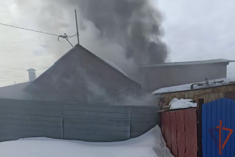 Росгвардейцы спасли жильцов загоревшегося дома в Челябинской области (видео)