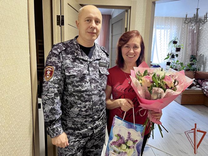 Командующий Северо-Западным округом поздравил женщин-росгвардейцев с Международным женским днём  