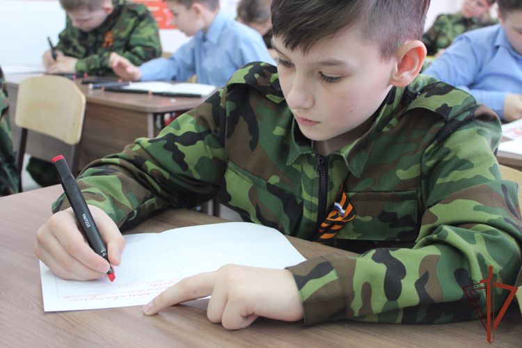 В Зеленогорске военнослужащие Росгвардии провели уроки мужества для  школьников