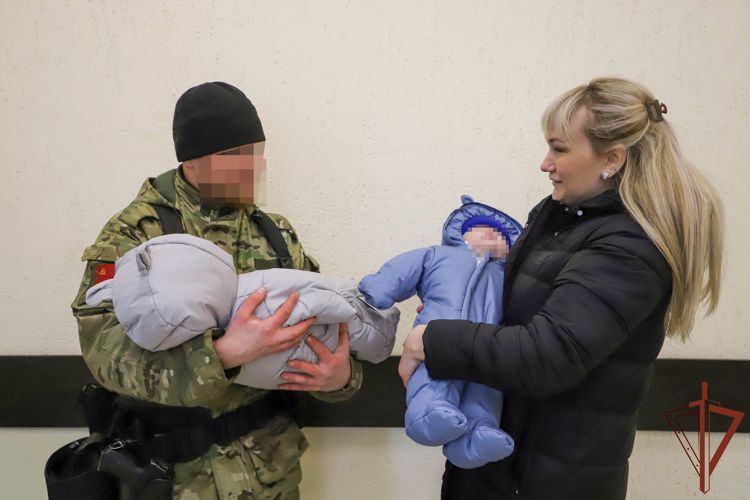 Вернувшийся из района СВО спецназовец Росгвардии впервые увидел своих новорожденных сыновей