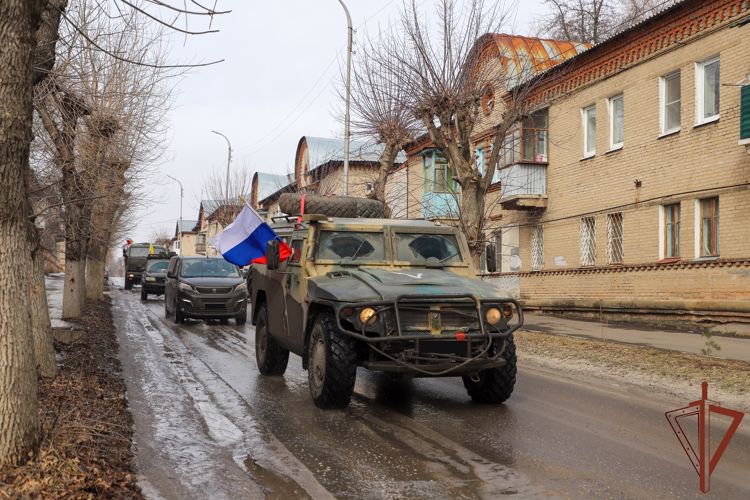 Вернувшийся из района СВО спецназовец Росгвардии впервые увидел своих новорожденных сыновей