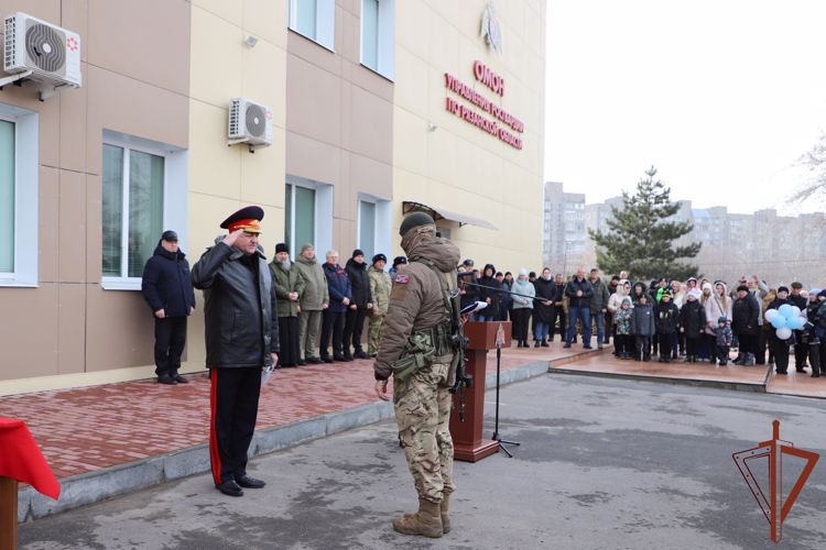 Вернувшийся из района СВО спецназовец Росгвардии впервые увидел своих новорожденных сыновей