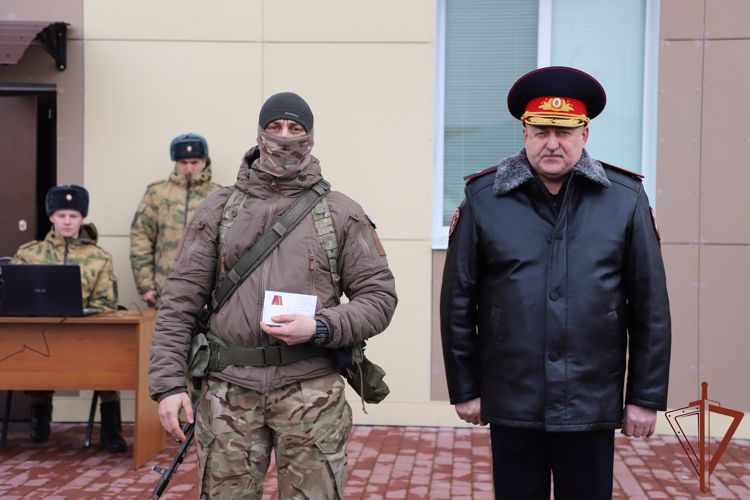 Вернувшийся из района СВО спецназовец Росгвардии впервые увидел своих новорожденных сыновей