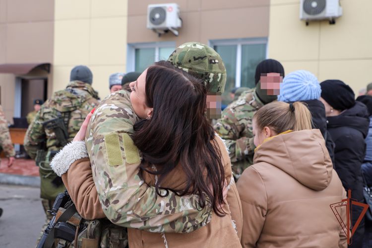 Вернувшийся из района СВО спецназовец Росгвардии впервые увидел своих новорожденных сыновей