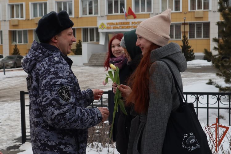В Сибирском округе Росгвардии прошли мероприятия в преддверии Международного женского дня
