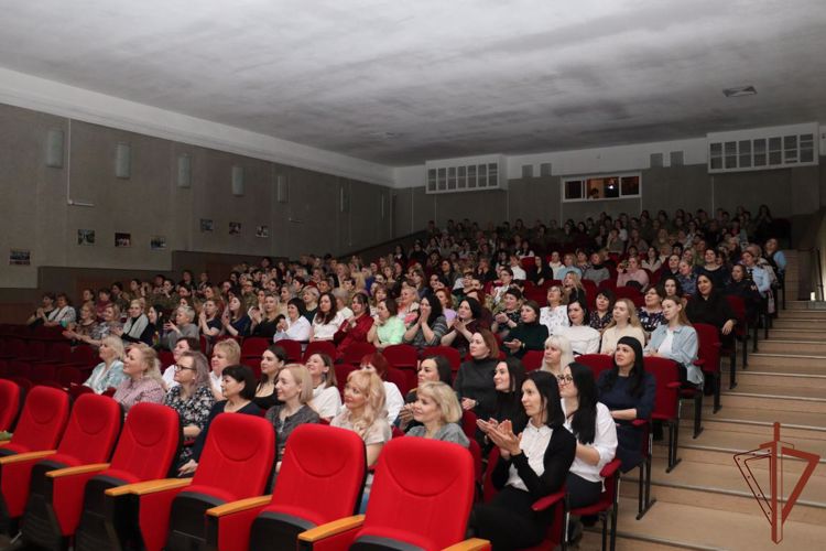Росгвардейцы Уральского округа поздравили женщин с 8 марта