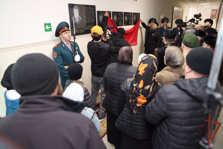 Мемориальные доски в память о погибших росгвардейцах открыты в чеченском селе