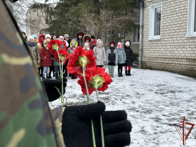 В Волгоградской области открыли мемориальную доску погибшему в ходе СВО бойцу ОМОН