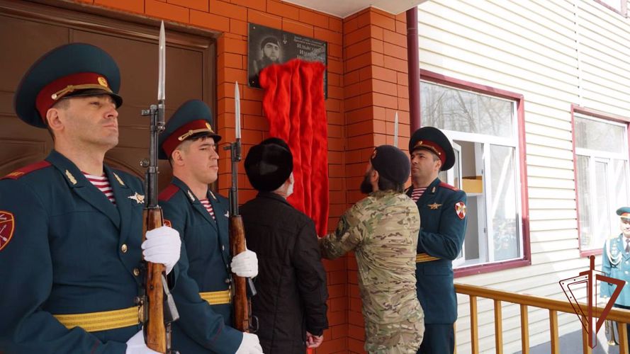 Память погибших росгвардейцев увековечили в Чеченской Республике