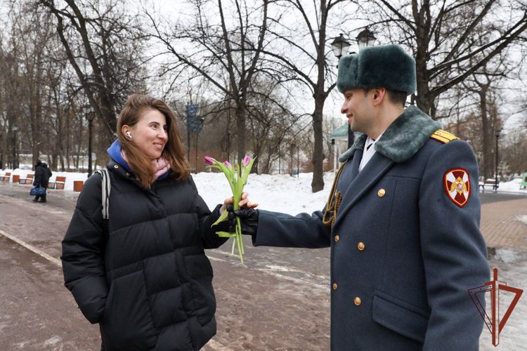 Военный оркестр Росгвардии  поздравил милых дам с наступающим 8 марта в Москве 
