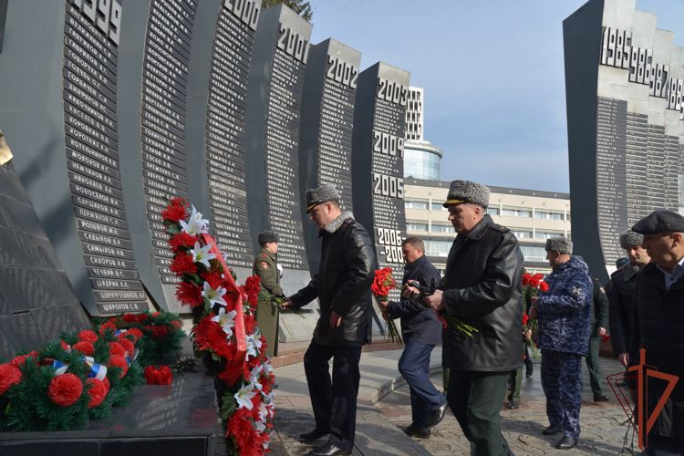 Врио командующего Уральским округом Росгвардии возложил цветы к мемориалу «Черный тюльпан» в Екатеринбурге