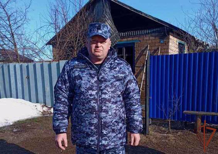 Пожилую женщину спас из горящего дома  росгвардеец в Оренбуржье 