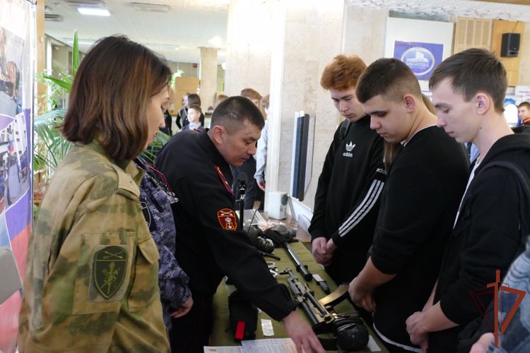 Военно-патриотические мероприятия для молодёжи провели росгвардейцы в Сибири
