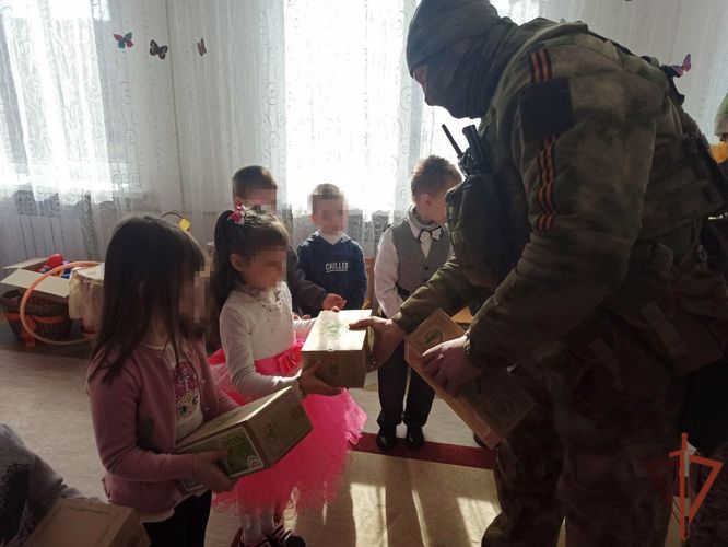Росгвардейцы-участники СВО привезли сладости и игрушки воспитанникам детского сада в ЛНР