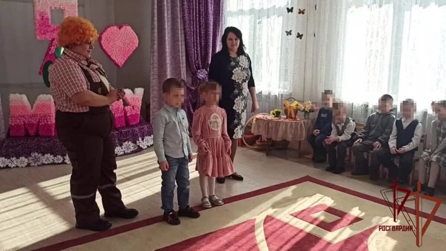 Росгвардейцы-участники СВО привезли сладости и игрушки воспитанникам детского сада в ЛНР