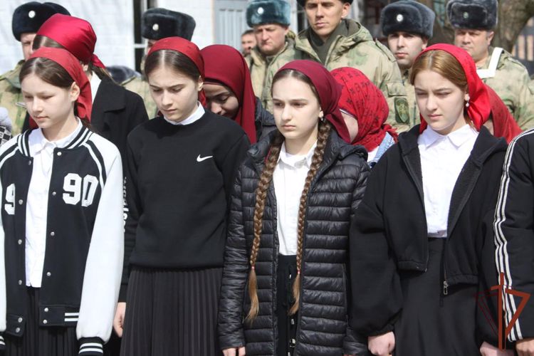 Мемориальные доски в память о погибших сотрудниках Росгвардии установили в двух районах Чеченской Республики