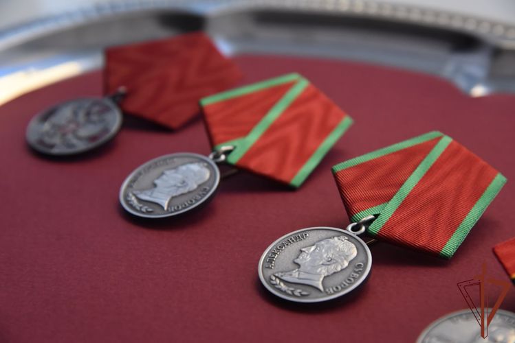 Командующий Сибирским округом Росгвардии вручил государственные награды военнослужащим – участникам специальной военной операции