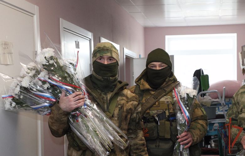 Росгвардейцы подарили живые цветы женщинам в рамках акции «СВОим с любовью»