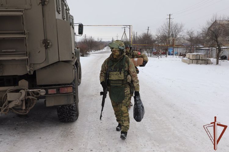 Росгвардейцы оказывают адресную помощь нуждающимся жителям  ЛНР