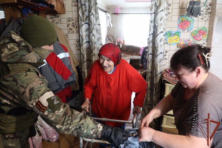 Росгвардейцы оказывают адресную помощь нуждающимся жителям  ЛНР