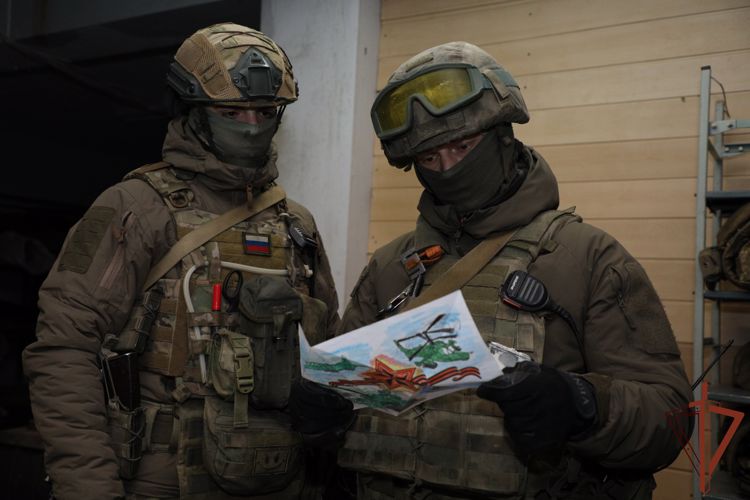 Росгвардейцы получили письма от мариупольских школьников с пожеланиями скорейшей победы (видео)