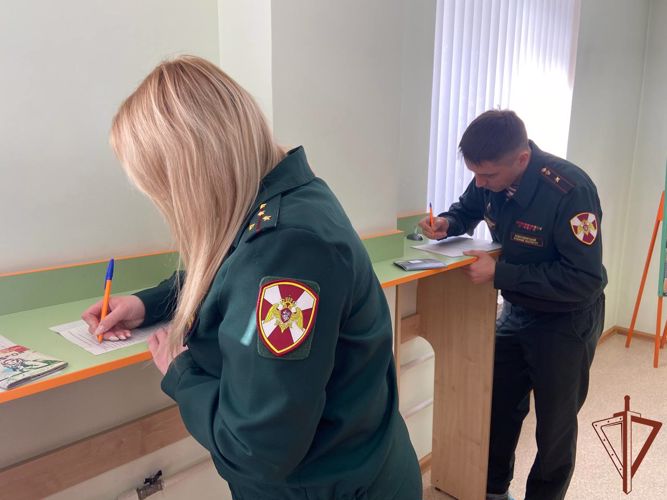 Более 40 росгвардейцев сдали донорскую кровь в Сибири
