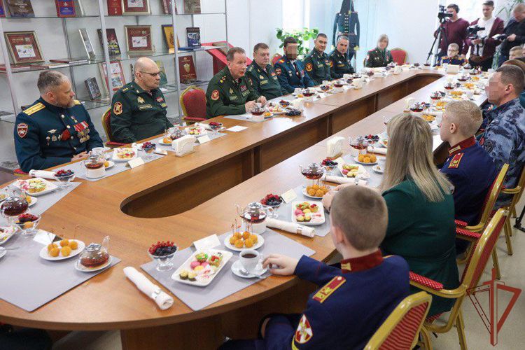 Генерал армии Виктор Золотов встретился с династиями росгвардейцев в Московском президентском кадетском училище имени М.А. Шолохова 