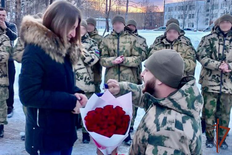  Росгвардеец в Твери сделал предложение своей девушке, вернувшись из СВО  