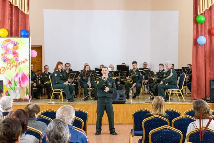 Концерт для беженцев из Донецкой и Луганской народных республик организовали росгвардейцы в Саратовской области (видео)