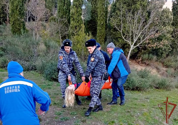 Травмированной при падении сотруднице «Артека» оказали помощь росгвардейцы