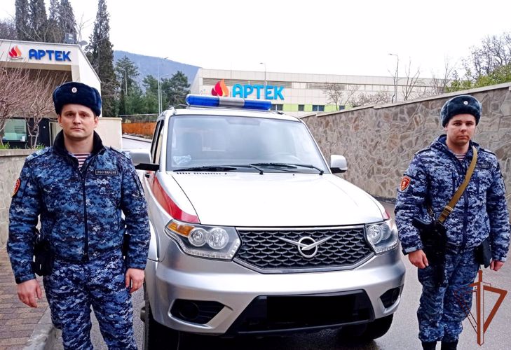 Травмированной при падении сотруднице «Артека» оказали помощь росгвардейцы