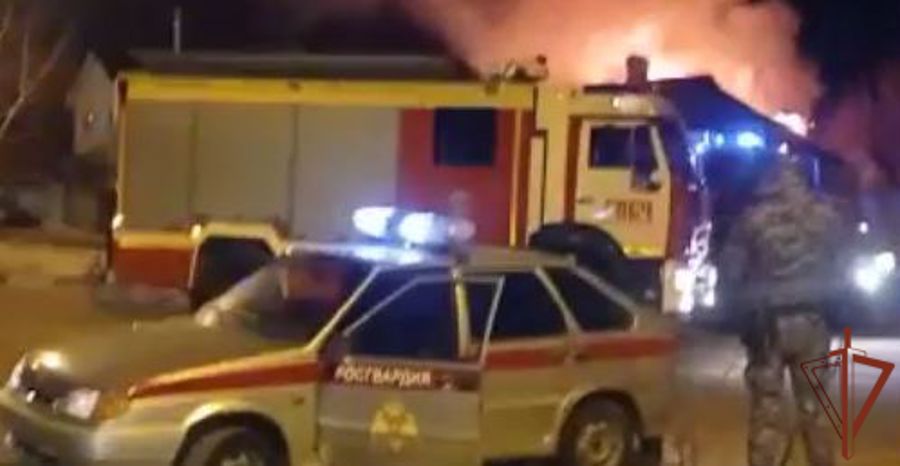 В Белгороде Росгвардейцы оказали содействие экстренным службам во время пожара в жилом доме 