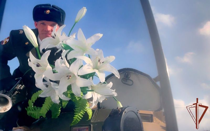 Военный оркестр новоуральского полка Росгвардии поздравил женщин с праздником музыкальным видео