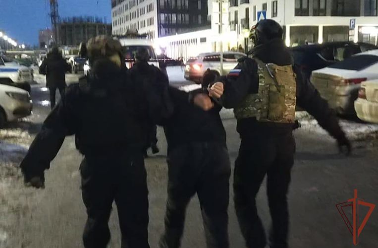 Сотрудники СОБР Росгвардии освободили заложника и задержали подозреваемого в Тюмени (видео)