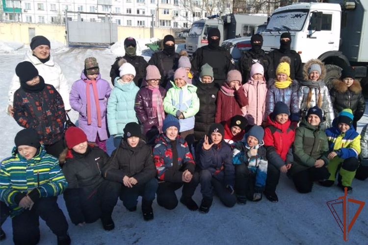 Патриотические мероприятия для молодежи прошли в Сибирском округе Росгвардии 