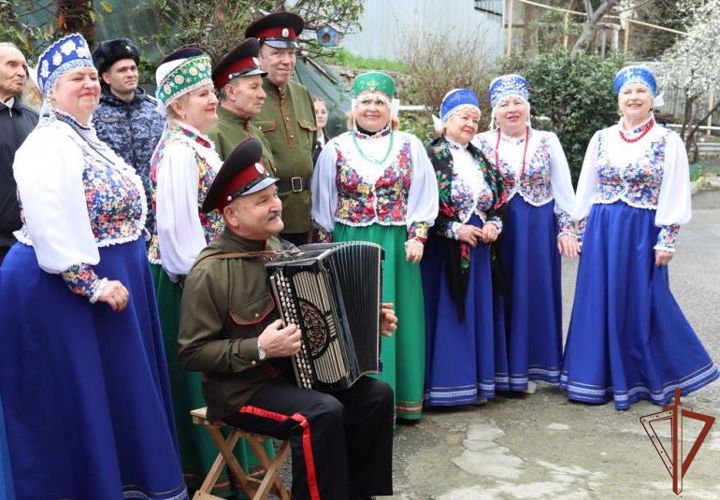 Участника Великой Отечественной войны с 99-летием поздравила Росгвардия в Ялте 