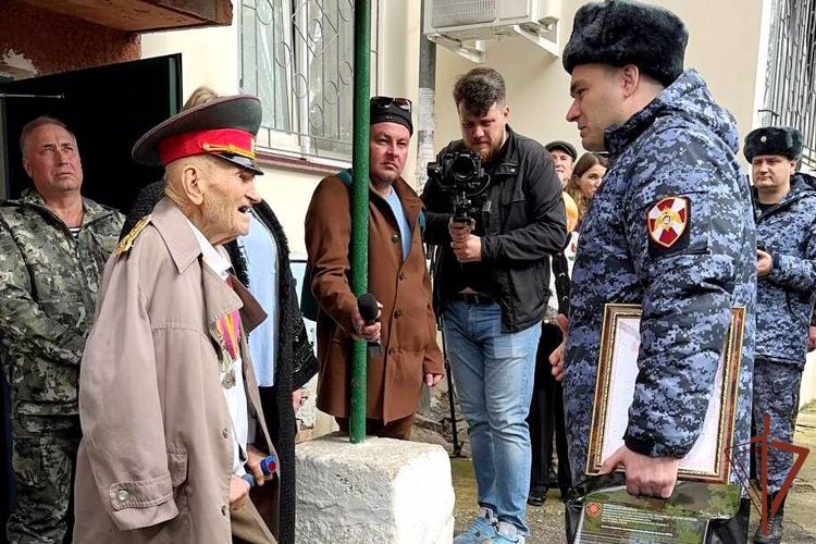 Участника Великой Отечественной войны с 99-летием поздравила Росгвардия в Ялте 