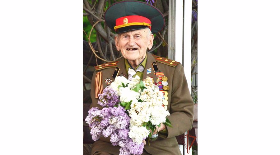 Участника Великой Отечественной войны с 99-летием поздравила Росгвардия в Ялте 