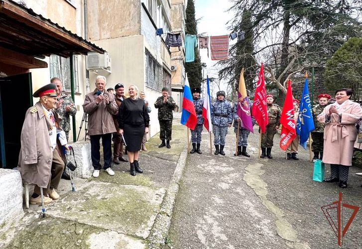 Участника Великой Отечественной войны с 99-летием поздравила Росгвардия в Ялте 