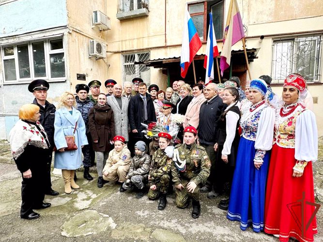 Участника Великой Отечественной войны с 99-летием поздравила Росгвардия в Ялте 