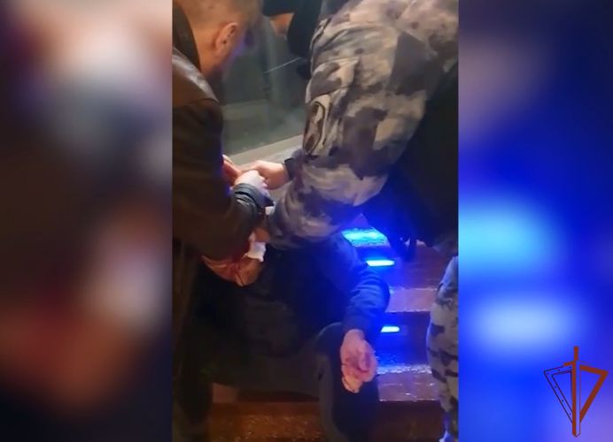 Получившему  травму  москвичу оказали помощь росгвардейцы (видео)