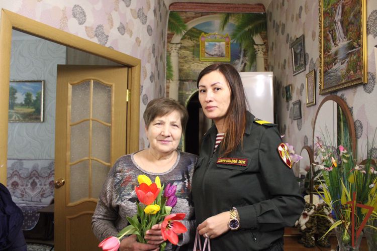 Командующий Северо-Западным округом поздравил женщин-росгвардейцев с Международным женским днём  