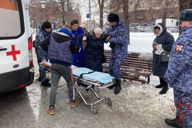 Упавшей в центре столицы женщине оказали помощь сотрудники Росгвардии