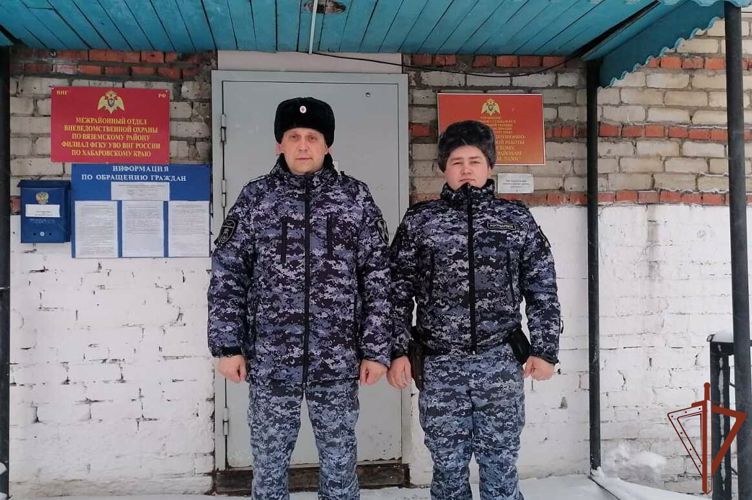 Шесть человек спасли из горящего здания росгвардейцы в Хабаровском крае 