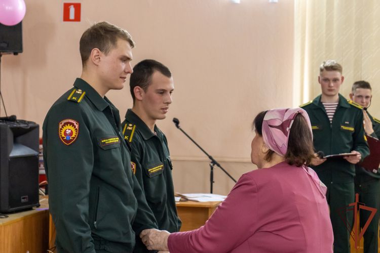 Концерт для беженцев из Донецкой и Луганской народных республик организовали росгвардейцы в Саратовской области (видео)