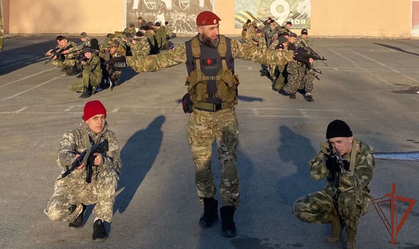 Ветераны Росгвардии организовали для тюменских школьников военно-спортивное мероприятие 