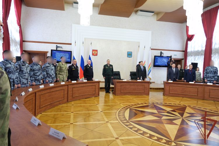 Командующий Восточным округом Росгвардии вручил награды личному составу