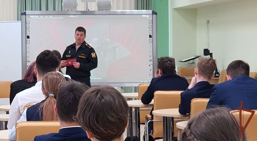 Заместитель начальника Санкт-Петербургского военного института Росгвардии встретился с тюменскими старшеклассниками 