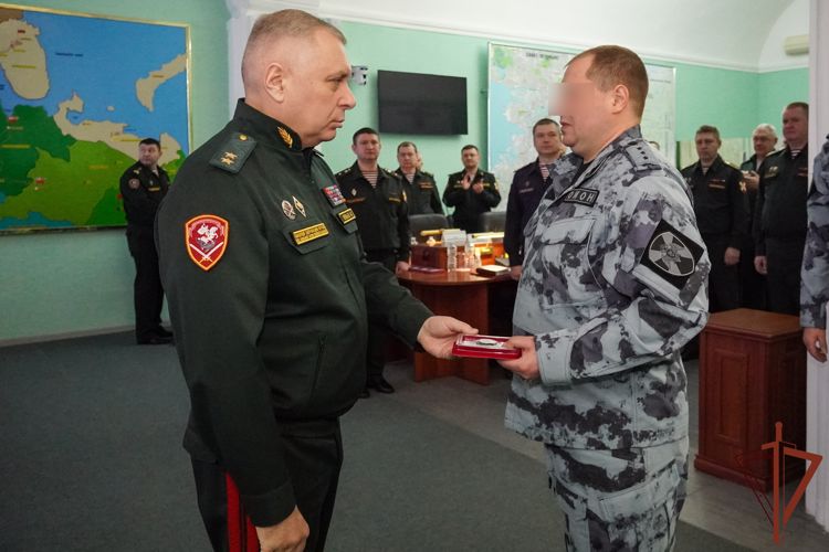 Росгвардейцы получили награды за умелые действия после взрыва в Петербурге