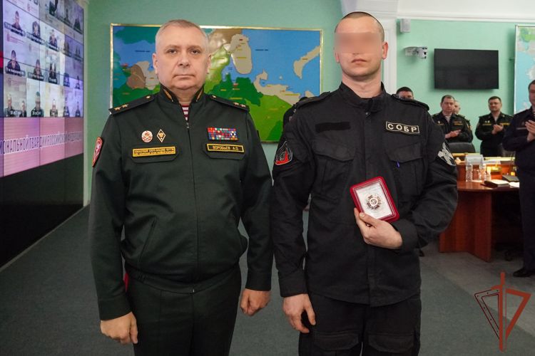Росгвардейцы получили награды за умелые действия после взрыва в Петербурге